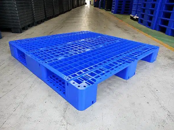 Pallet nhựa 1200x1200x150mm, 3 chân suốt